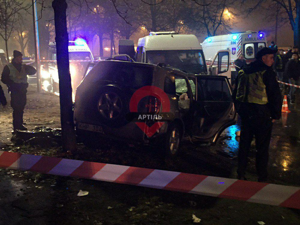 У Києві зіткнулися мікроавтобус і позашляховик: загинули двоє, багато поранених