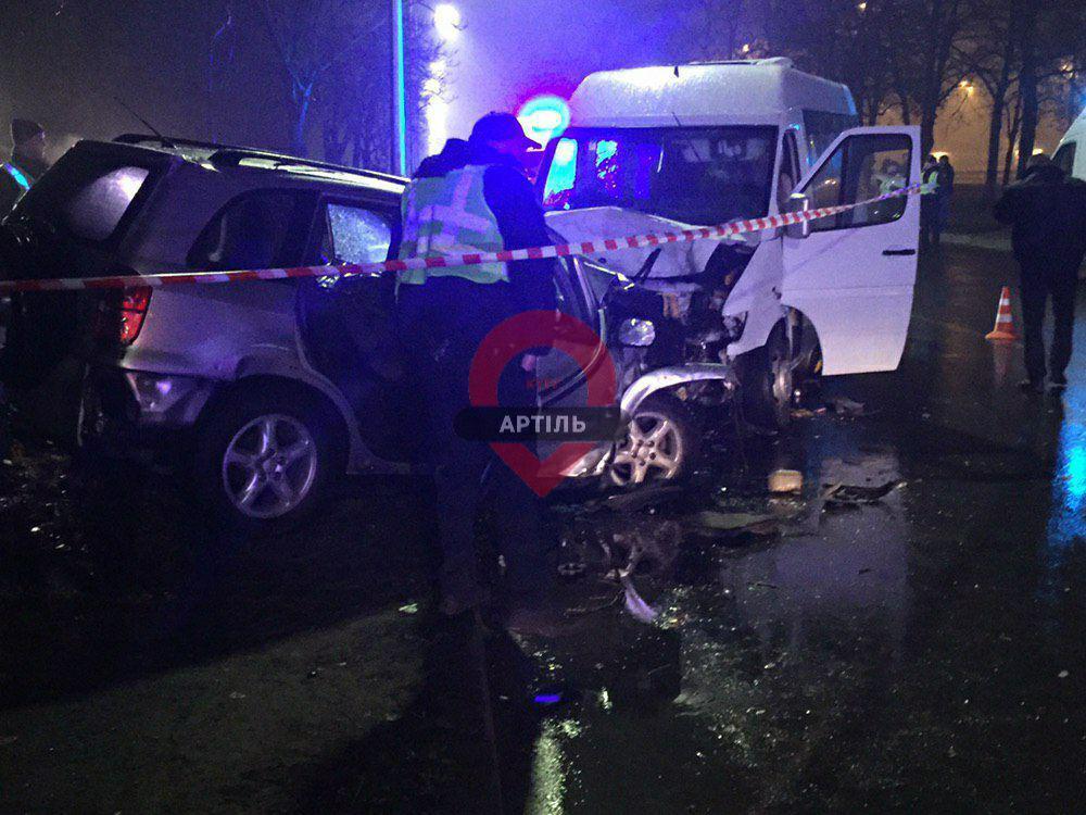 У Києві лоб у лоб зіткнулися мікроавтобус і позашляховик: дві жертви, майже десять поранених. Фото й відео