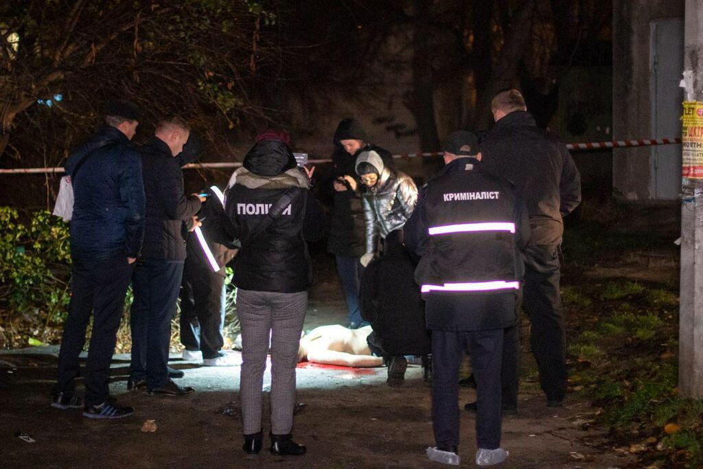 В Киеве нашли мертвым полуголого мужчину с веником на шее: фото 18+