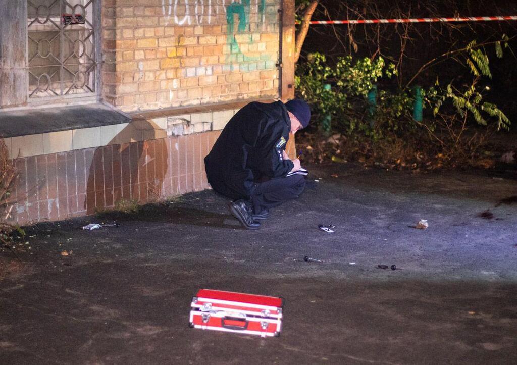 В Киеве нашли мертвым полуголого мужчину с веником на шее: фото 18+