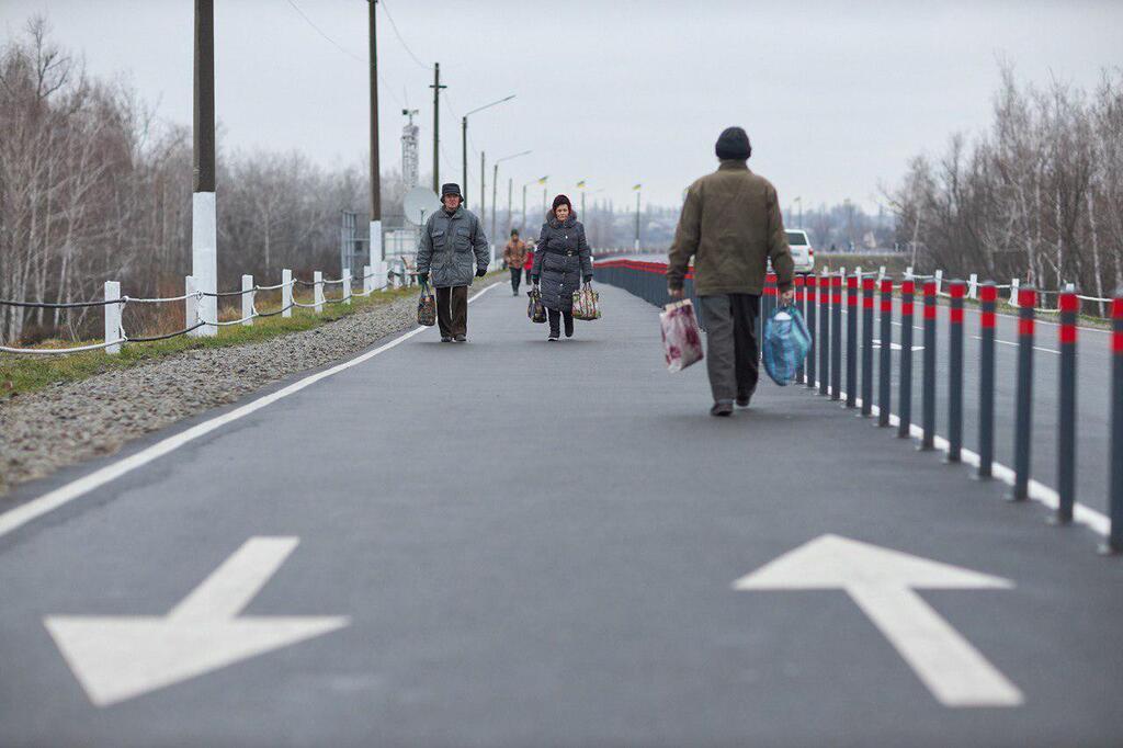 Зеленский открыл мост в Станице Луганской