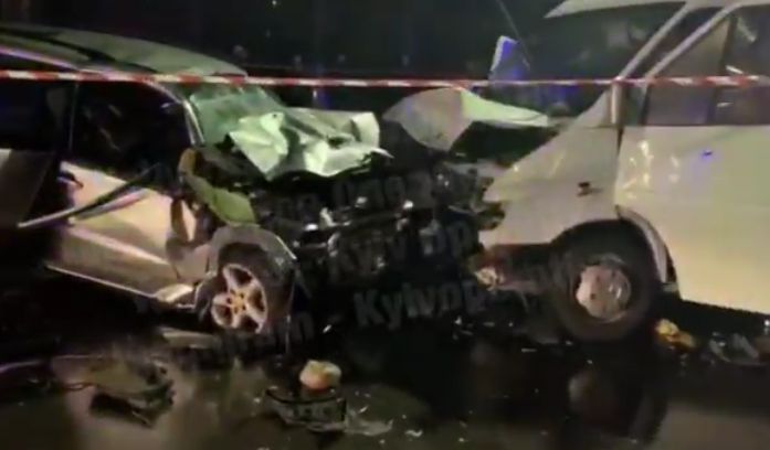 У Києві зіткнулися мікроавтобус Mercedes і Toyota Rav4