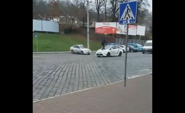 В Черновцах парень устроил "паркур" на авто полиции