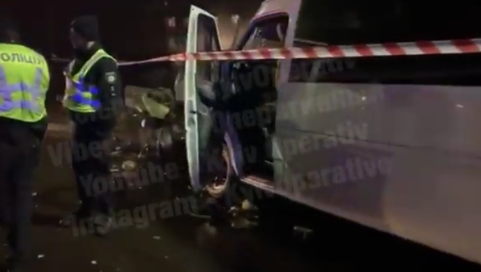 У Києві зіткнулися мікроавтобус Mercedes і Toyota Rav4