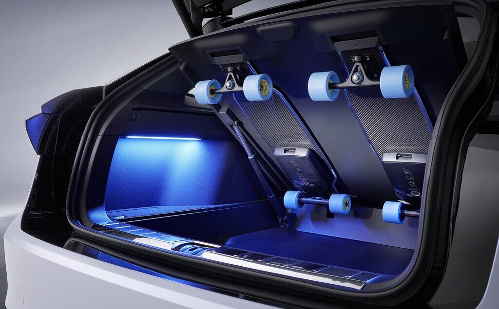 В багажнике Volkswagen ID. Space Vizzion почему-то скрываются скейтборды. Почему бы и нет?..