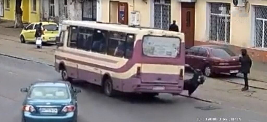 В Одессе женщина выпала из маршрутки