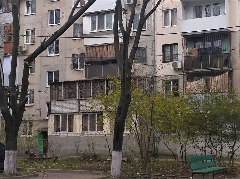 В Одессе штормовой ветер валит деревья