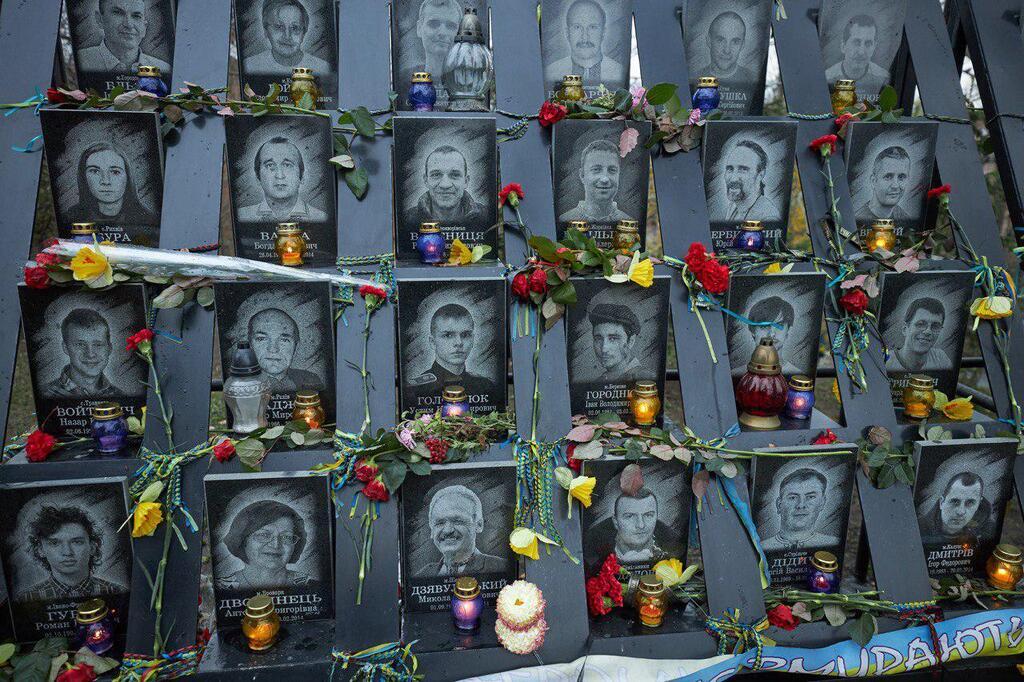 Супруги поставили лампадки возле памятного Креста на месте гибели Героев