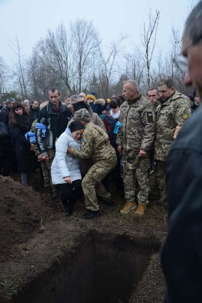 "Боляче за Україну!" Мережу зворушив несамовитий пост про похорон бійця