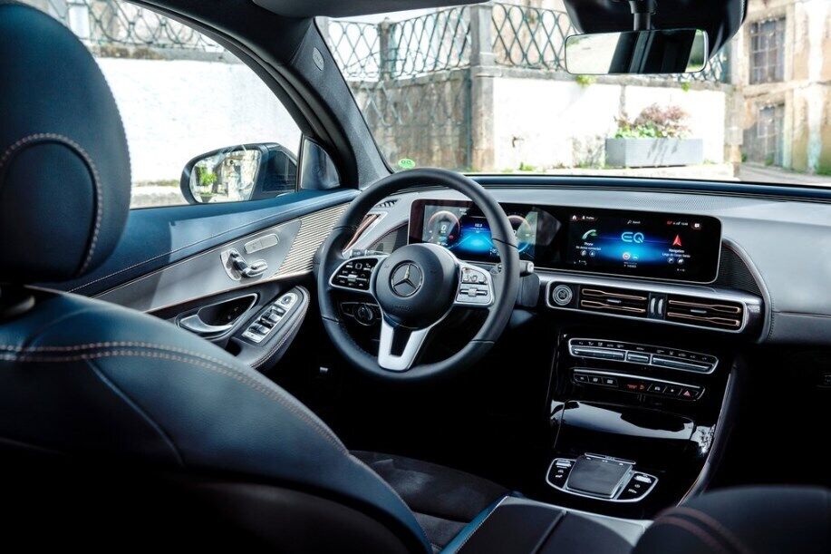 Інтер'єр Mercedes-Benz EQC безпомилково впізнається як твір німецького бренду