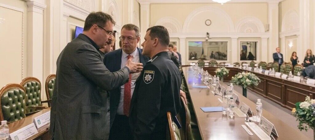 "Мочити" в першу чергу будуть нас". Один день із заступником глави МВС Антоном Геращенком