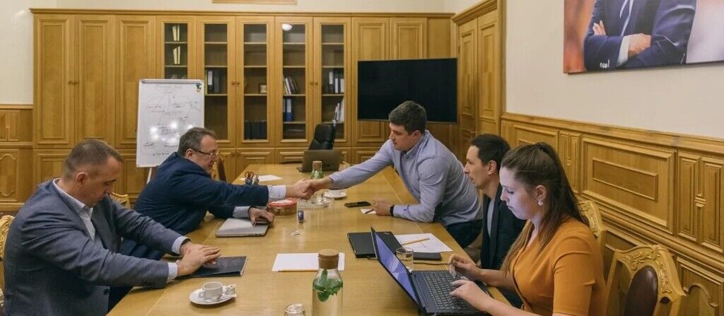 "Мочити" в першу чергу будуть нас". Один день із заступником глави МВС Антоном Геращенком