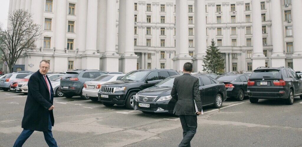 "Мочити" в першу чергу будуть нас". Один день із заступником глави МВС Антоном Геращенком