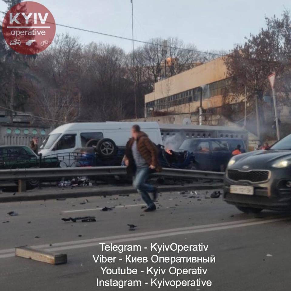 В Печерском районе Киева, на улице Старонаводницкой, 22 ноября произошло серьезное ДТП