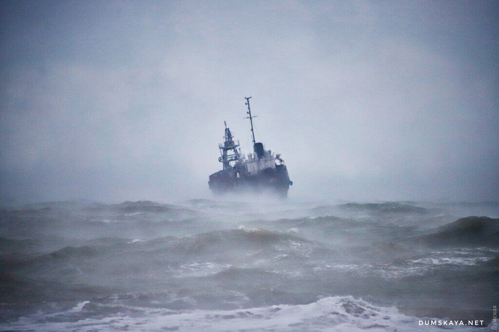 В Одессе корабль потерпел бедствие из-за страшного шторма