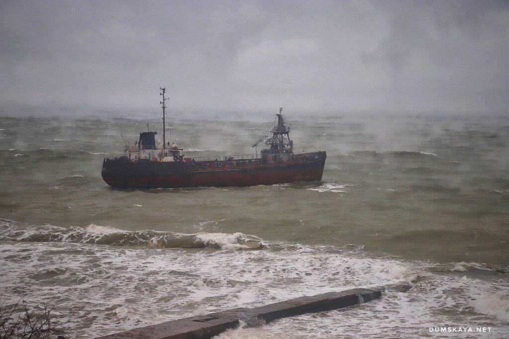 В Одесі корабель зазнав лиха через страшний шторм