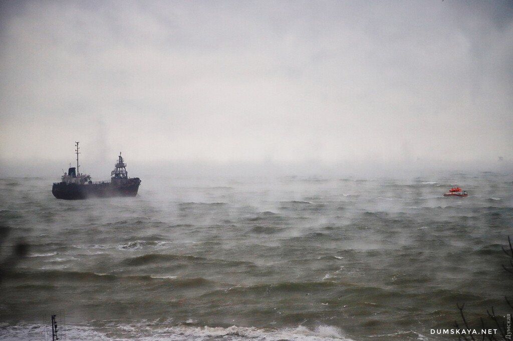 В Одессе корабль потерпел бедствие из-за страшного шторма