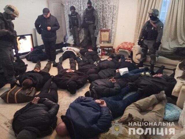 Штурм квартири на Героїв Сталінграда в Києві, правоохоронці затримали 17 колекторів