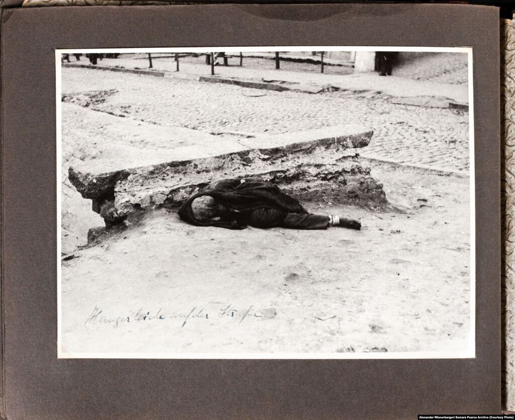 "Труп померлого від голоду на вулиці", Центр Харкова, 1933 рік