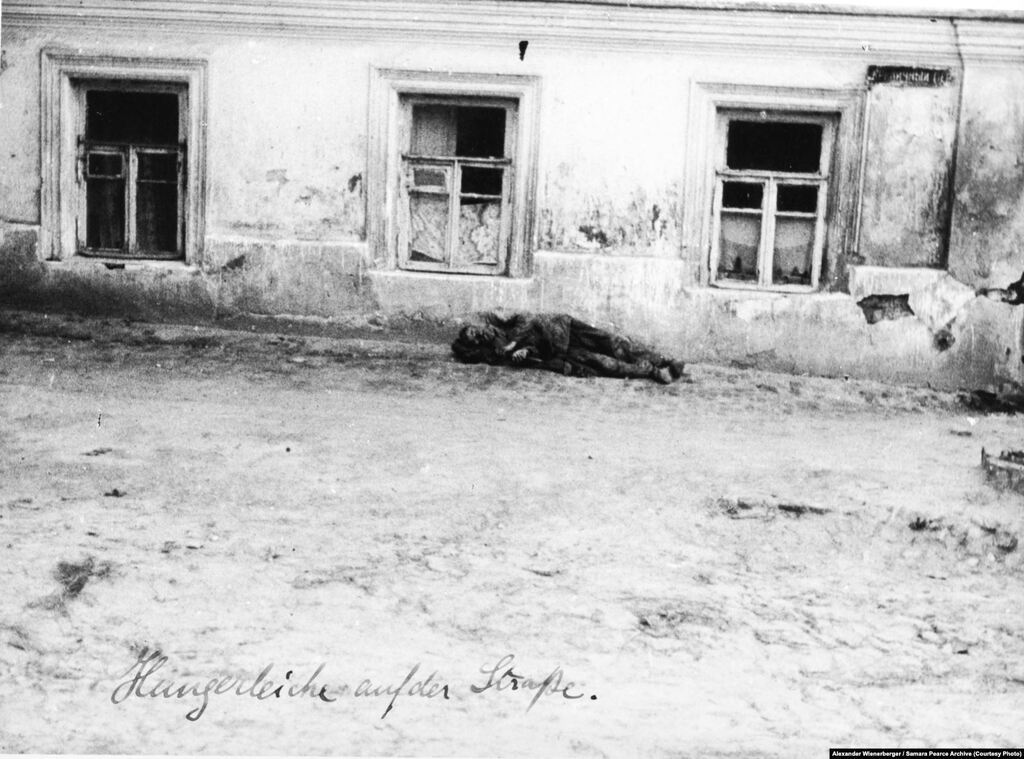 "Труп померлого від голоду на вулиці", Харків, 1933 рік