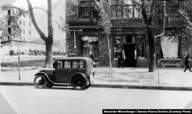 "Магазин для иностранцев и наш автомобиль BMW перед ним", Харьков, 1933 год