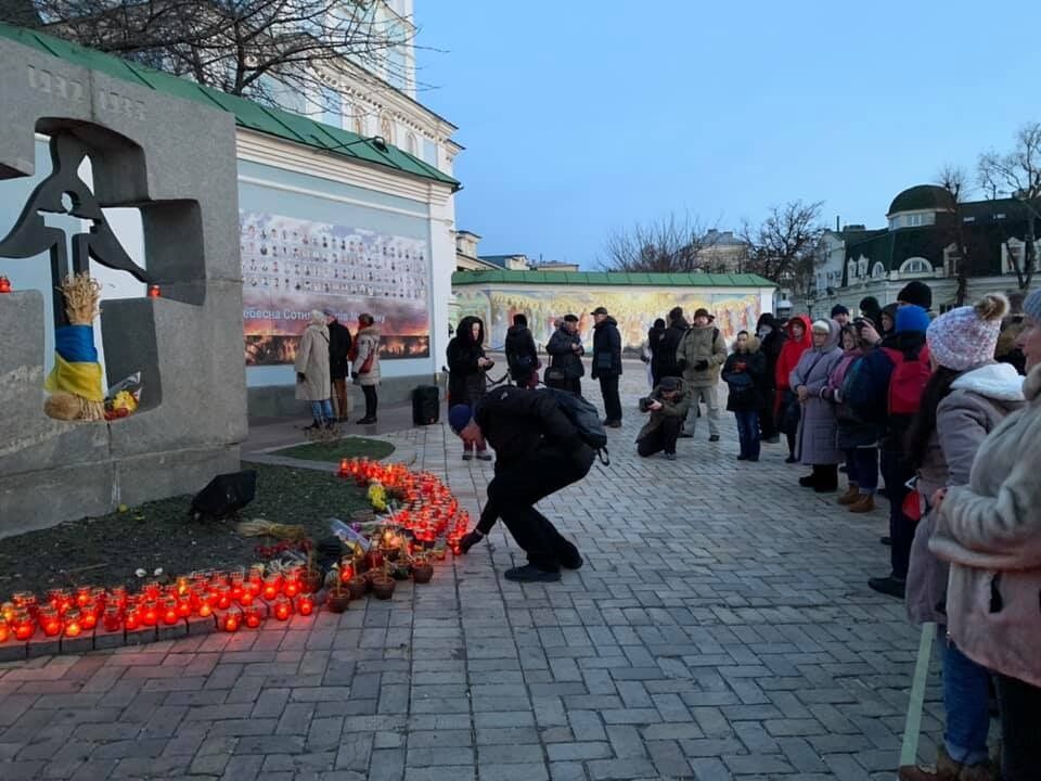 Депутаты фракции "Европейская Солидарность" на Михайловской площади в Киеве почтили память жертв Голодомора
