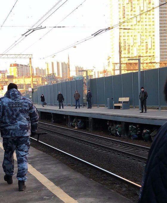 Под платформами на пути следования поезда с Путиным прятались охранники с собаками