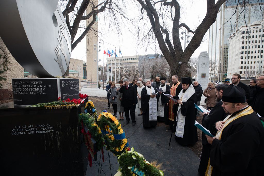 Порошенко біля пам`ятника жертвам Голодомору "Розірване кільце життя" у канадському місті Едмонтон