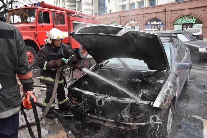 В Одесі біля "Привозу" згорів Mercedes
