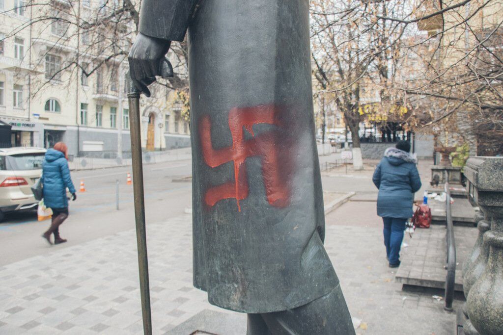 В Печерском районе Киева, на улице Рогнединская, неизвестные разрисовали памятник еврейскому писателю и драматургу Шолом-Алейхему Рабиновичу