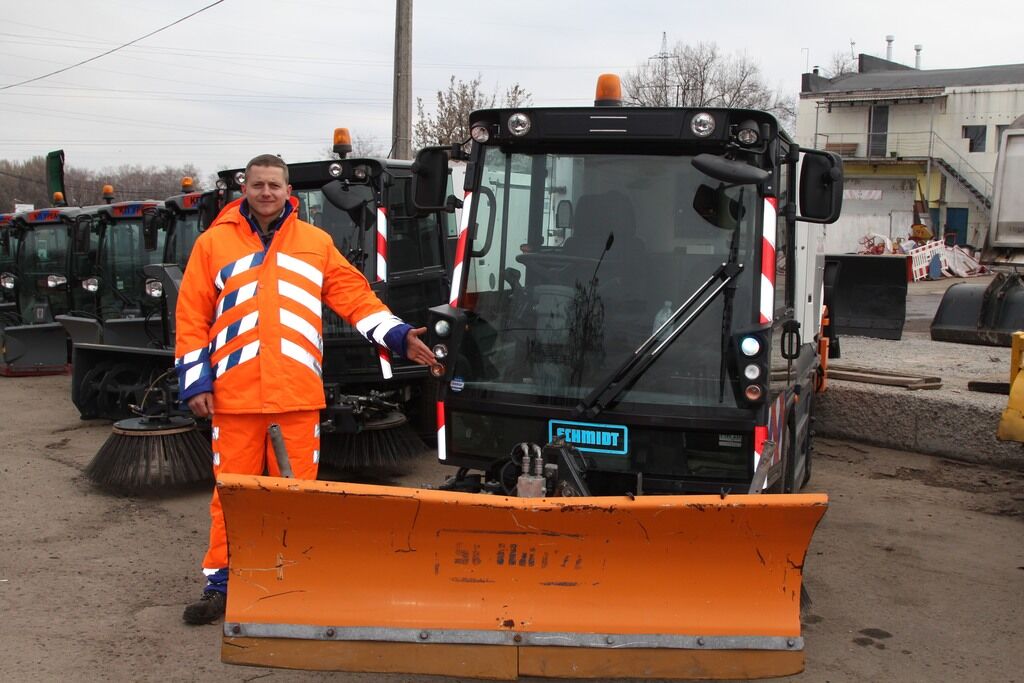В Днепре уже подготовили спецтехнику для зимней уборки