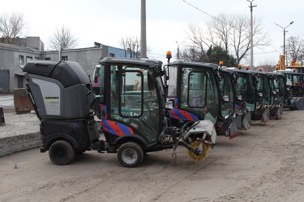 В Днепре уже подготовили спецтехнику для зимней уборки