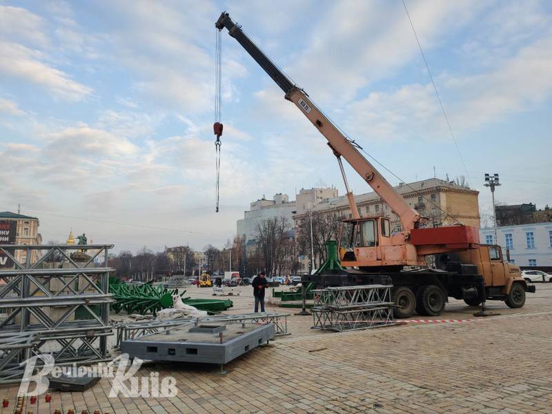 У Києві на Софійській площі у вівторок, 26 листопада, почали встановлювати новорічну ялинку
