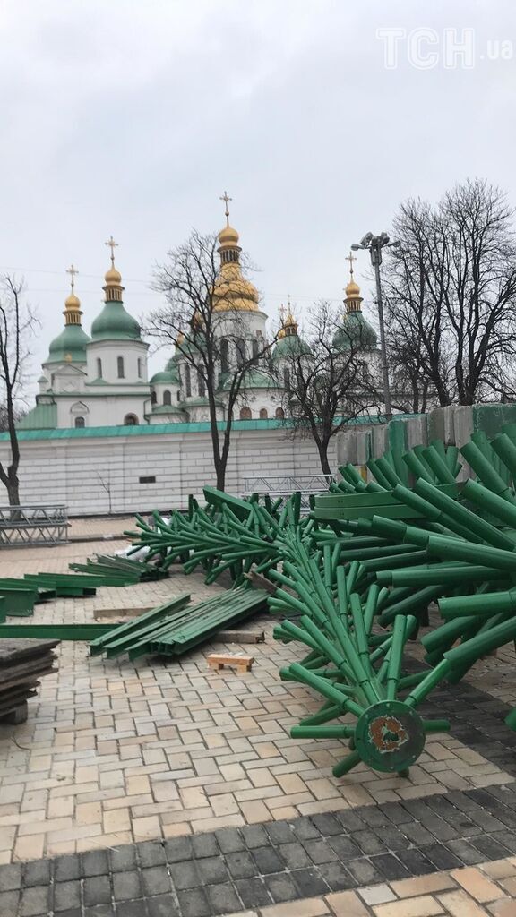 В Киеве на Софийской площади во вторник, 26 ноября, начали устанавливать новогоднюю елку