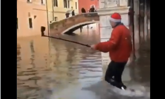 У затопленій Венеції трапилася надзвичайна подія з туристом: відео