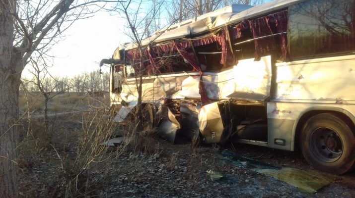 В России столкнулись автобус и электричка