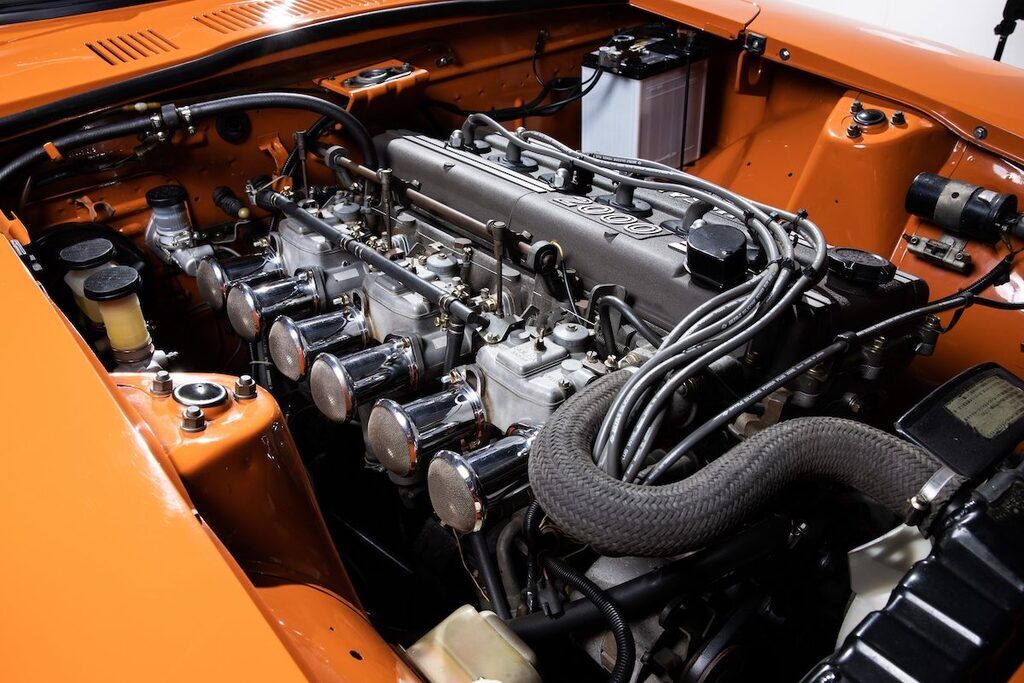 Под капотом Nissan Fairlady Z432R расположился 2-литровый двухвальный 160-сильный мотор