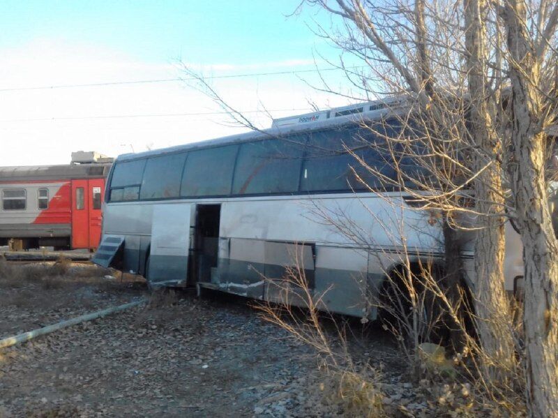В России столкнулись автобус и электричка