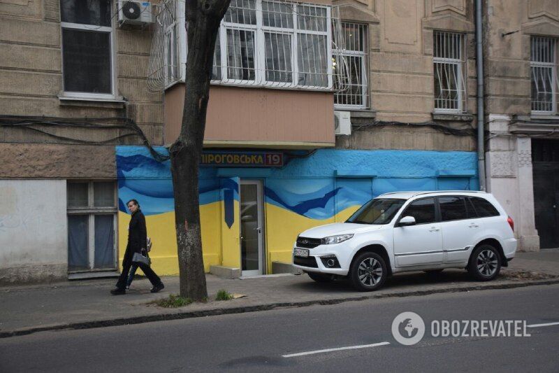 Після поїздки в Росію потрапивший у скандал депутат розфарбував свій офіс в жовто-сині кольори