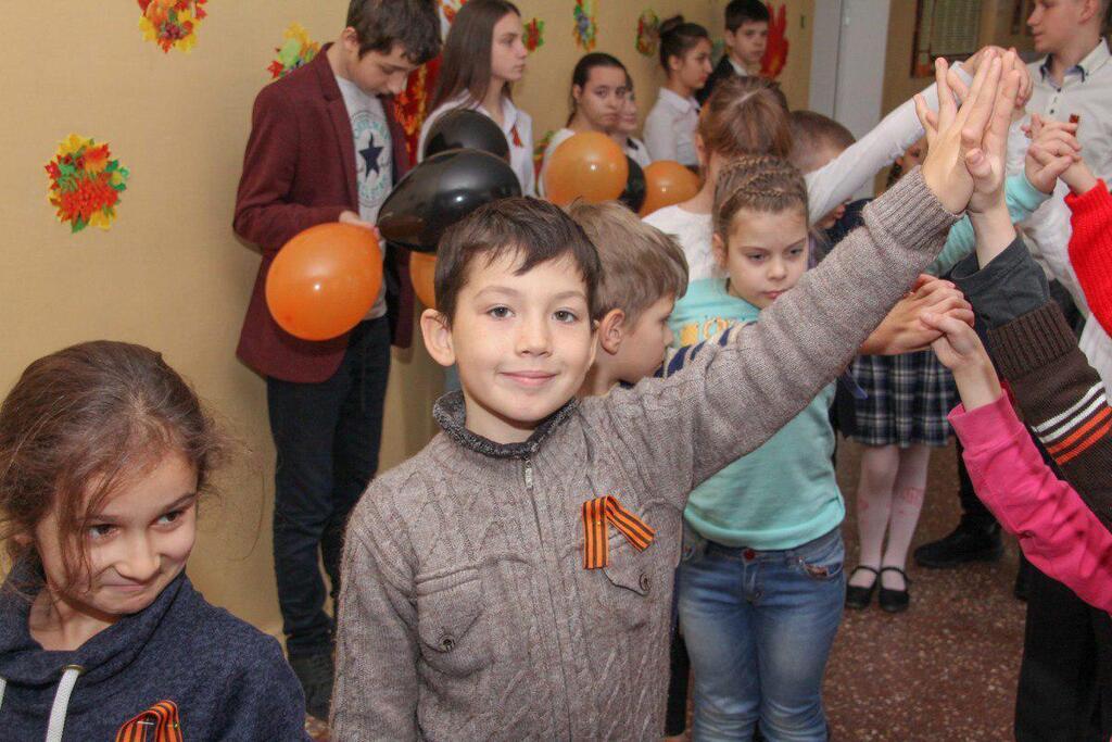 В "ДНР" малышей заставили праздновать "день георгиевской ленты"