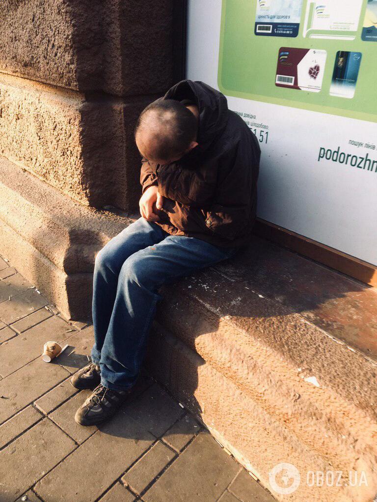 А иногда бездомные спят сидя на улице. Часто в состоянии алкогольного опьянения