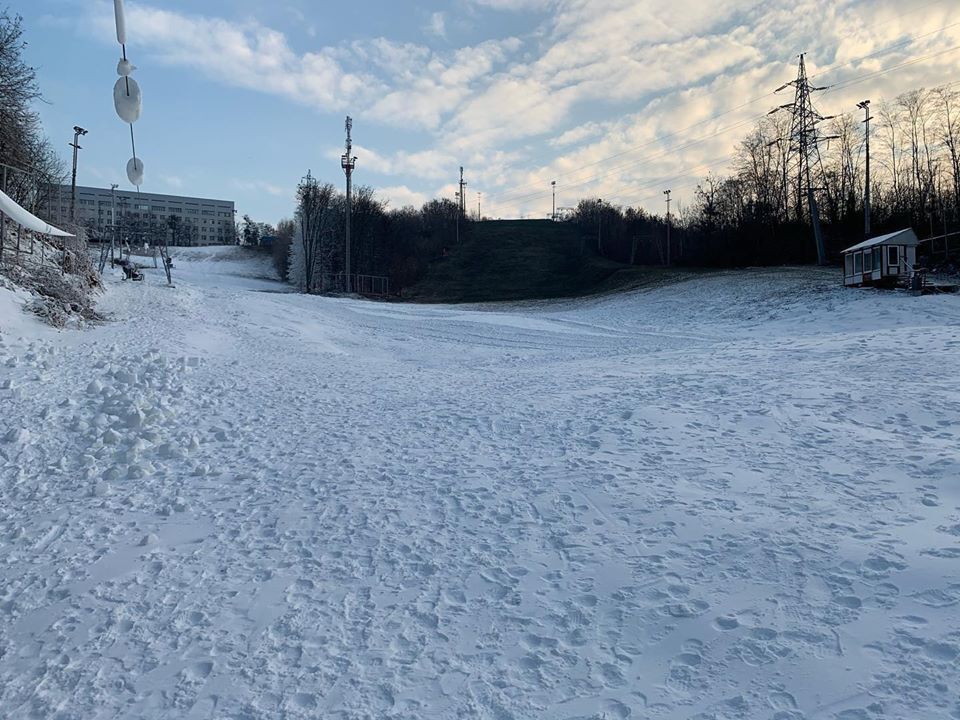 В Киеве 28 ноября начали укрывать снегом Голосеевскую горку и склон в Протасовом Яру