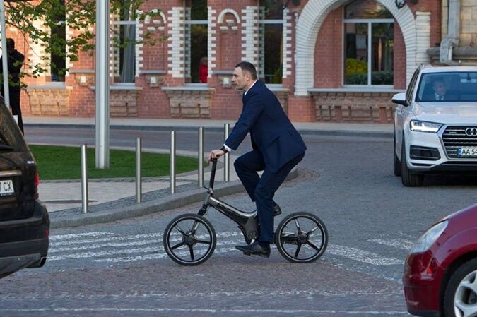 Мэр Киева Виталий Кличко на велосипеде