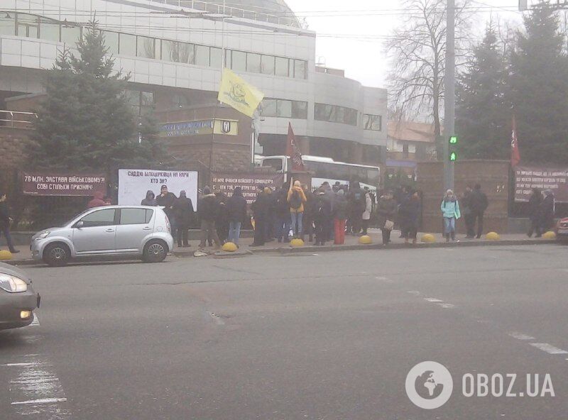 Люди собрались у суда для поддержки Марченко