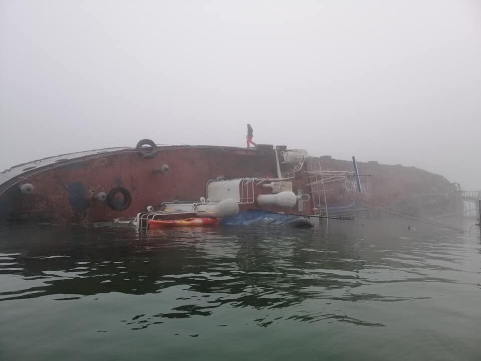 Одесские экстремалы залезли на затонувший танкер "Делфи"