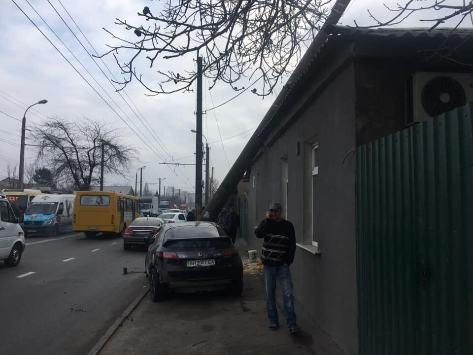 В Одессе лихач на Honda оставил людей без света