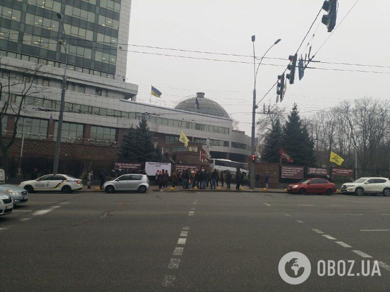 Люди собрались у суда для поддержки Марченко