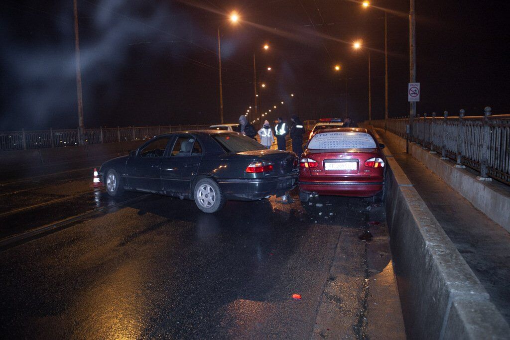 В Днепре два авто попали в жесткое ДТП на мокрой дороге: есть пострадавшие, фото