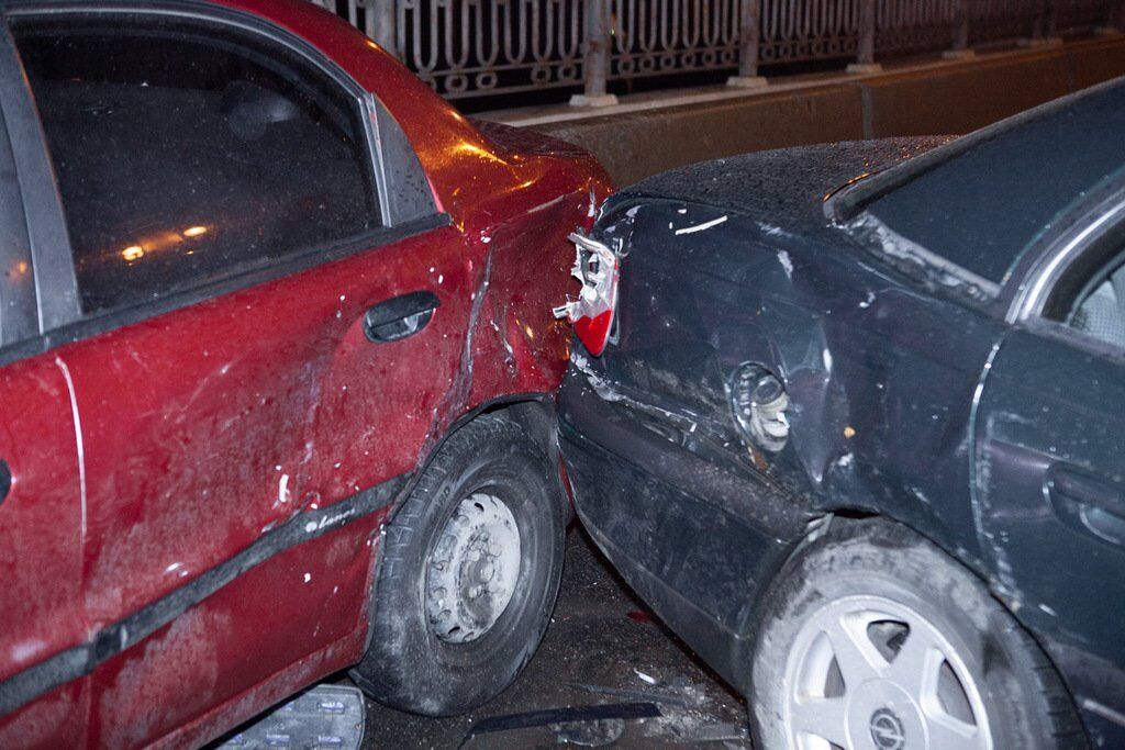 У Дніпрі дві автівки потрапили в жорстку ДТП на мокрій дорозі: є постраждалі, фото