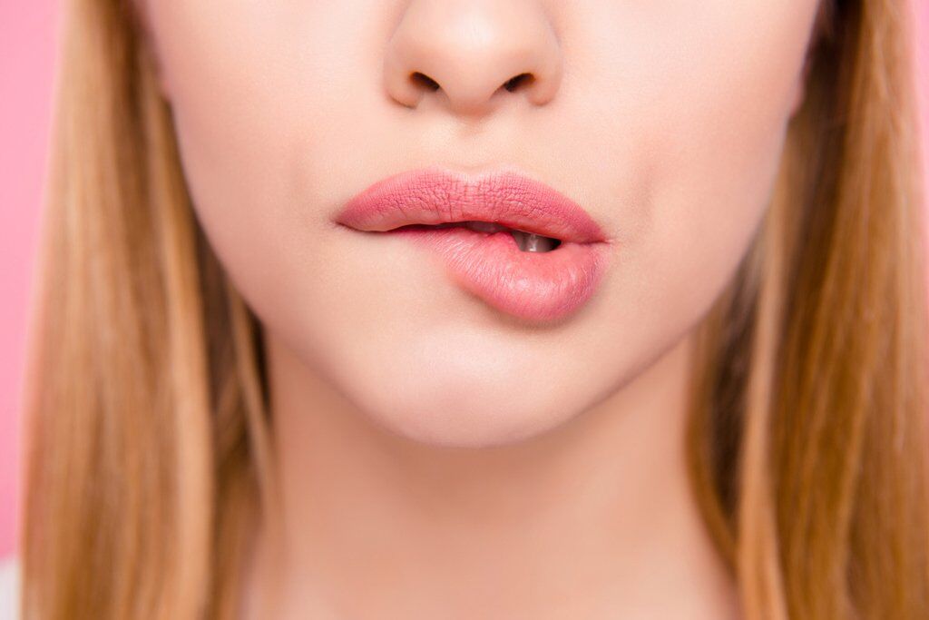 Сухість губ може виникнути й від косметики
